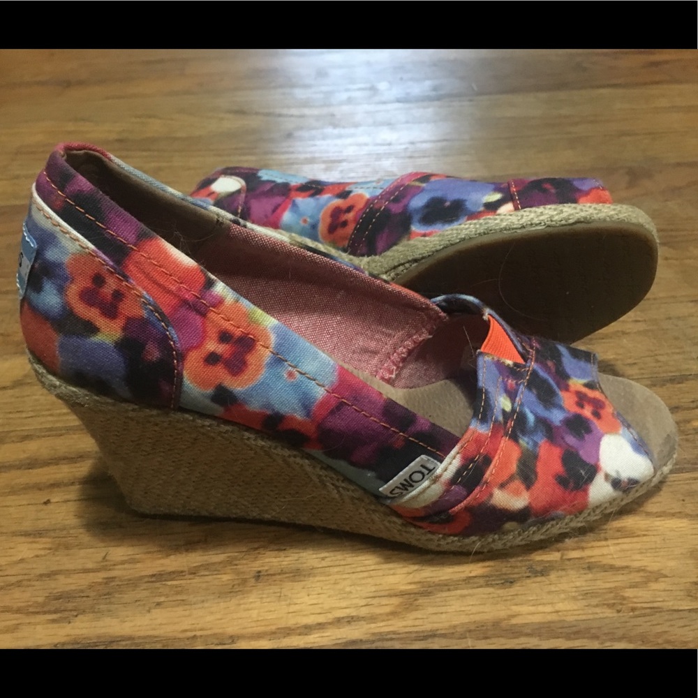 TOMS Size 7 floral wedges